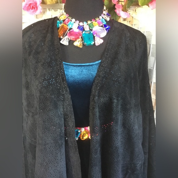 💖🌸 See new listing 🌺💜 Suzanne Somers Black Laser Cut Leather Cape Poncho - Picture 3 of 15